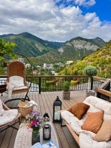 博尔若米Hotel Borjomi Verde的山景甲板,配有沙发