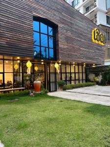 清迈Chern Chiangmai Boutique的建筑的侧面有标志