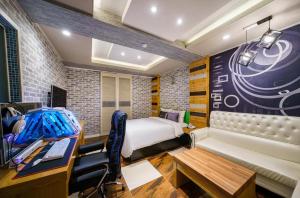 蔚山Hotel Kobos的客房配有1张床、1张书桌、1张床和1张书桌。