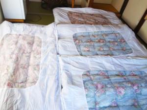津山市城東蔵ホテルにし乃 #LJ1的卧室内两张并排的床