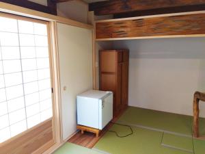 津山市城東蔵ホテルにし乃 #LJ1的窗户客房内的小冰箱