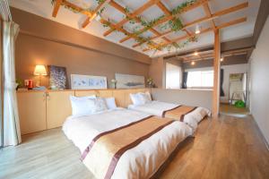 奈良Comfy Stay TDS的大客房铺有木地板,配有两张床。