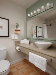 山景城Avante, a JDV by Hyatt Hotel的一间带水槽和镜子的浴室