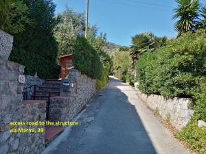 普罗基奥la raganella - appartamento的石墙旁一条空的路