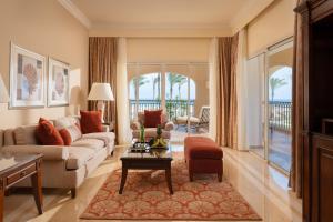 马特鲁港Jaz Almaza Beach Resort, Almaza Bay的客厅配有沙发和桌子