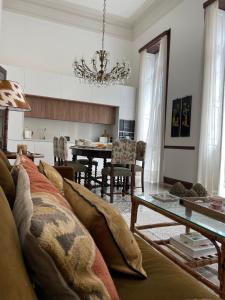 大加那利岛拉斯帕尔马斯Casa Colonial El Indiano的客厅配有沙发和桌子