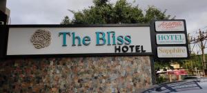 胡布利The Bliss Hotel的大楼里幸福酒店的标志