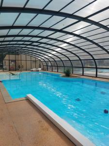 乌伊斯特勒昂Mobil-home La perle bleue的一个带玻璃天花板的大型游泳池