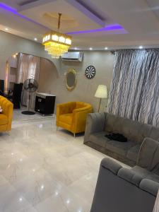 Meerah apartments & Hotels的客厅配有沙发和两把椅子