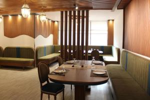 吉赞فندق فاندال的用餐室配有桌椅和桌椅