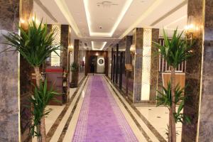 吉赞فندق فاندال的酒店大堂的棕榈树走廊