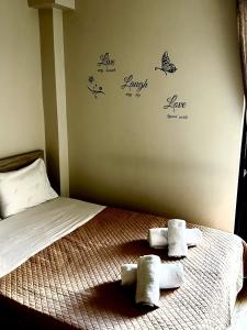 卡利斯托斯Central House Karistos的一间卧室配有带毛巾的床