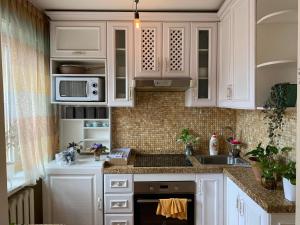 乌兰巴托Two-Bedroom Apartment的厨房配有白色橱柜和水槽