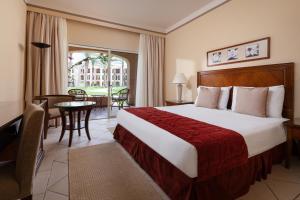 马特鲁港Jaz Almaza Beach Resort, Almaza Bay的酒店客房配有一张床铺和一张桌子。