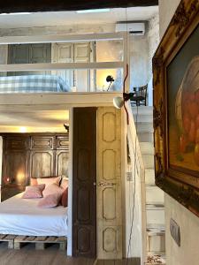 米兰Charming and Design Attic Loft Central Milan in coolest area Navigli Ticinese的一间卧室配有双层床
