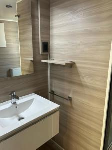 托斯科拉诺-马德尔诺Villaggio Turistico Maderno的浴室设有白色水槽和镜子