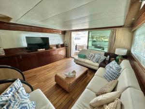 巴塞罗那MotorYacht 21 avec équipage的带沙发的客厅和船上电视