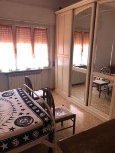 卡斯蒂里昂纳·德拉佩Appartamento incantevole a 100mt dal mare的客房设有桌椅和窗户。