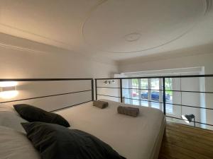 米兰Navigli Design Loft - 7 stops from Duomo, AC, Netflix的卧室设有一张白色大床和一扇窗户。