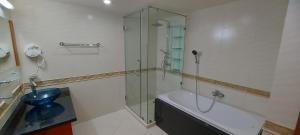芭堤雅市中心City Garden Pattaya - 2br Suite, 76sqm的带淋浴、浴缸和卫生间的浴室