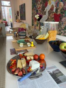 里尔galerie jacqueline storme的一张桌子,上面放着一盘奶酪和其他食物