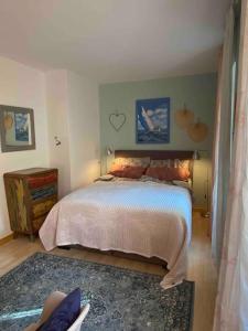 阿斯科纳Accogliente appartamento con cucina arredata的一间卧室配有一张床和地毯