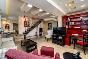贝尔格莱德Apartment Botero的带沙发和电视的客厅