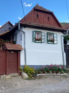 里梅泰亚Casa Kelemen Irén的白色的房子,设有两扇窗户和一扇门