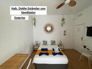 大加那利岛拉斯帕尔马斯El Sueño De Alejandra - Apartments的一间卧室配有一张带吊扇的床