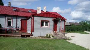 Suure-Jaani瓦纳珀斯缇玛民宿的红色和白色的房子,有红色屋顶