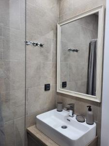 科帕奥尼克Kloudscape Apartman Milmari Resort & Spa的浴室设有白色水槽和镜子