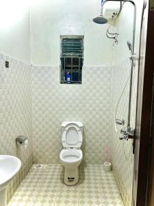 KisoroPearl Sanctuary 02_Kisoro Homestay的一间带卫生间、水槽和窗户的浴室