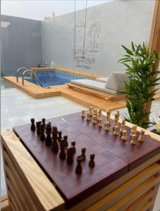 Khalij Salmanأكواخ البحيرات的游泳池畔的桌子上的国际象棋棋盘