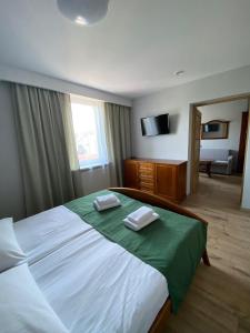 科宁Hotel Kresowianka的一间卧室配有一张大床和两条毛巾