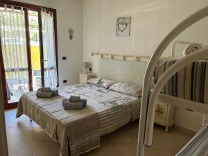 马达莱纳La Casa azzurra的一间卧室配有一张床和一张双层床。