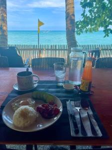 CarlesTreasure Beach Resort的桌子上一盘食物,享有海景