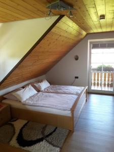 WittenschwandWunderschöne Ferienwohnung im Haus Schupp mit bester Aussicht的木天花板的客房内的一张床位