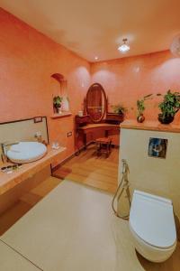 马拉利库兰Marari Beach Bungalow的浴室配有卫生间、盥洗盆和浴缸。