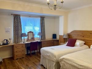 Thorpe宾利布鲁克宾馆的酒店客房设有两张床、一张桌子和一面镜子