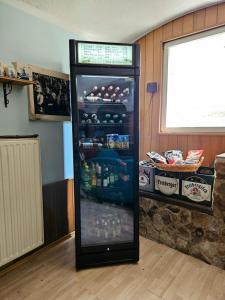 ColditzPension Zur Kutscherstube的客房内装满饮料的冰箱
