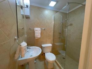 Diamante 242 ST Town home in Gold Coast 2 Bedrooms 3 Bath 3 Community Pools的一间浴室