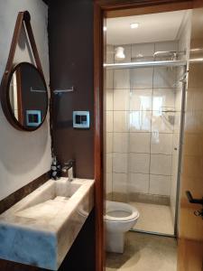 热河市Thermas Paradise的一间带水槽、卫生间和镜子的浴室