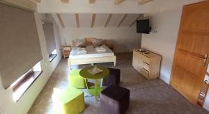 克尔茨什瓦拉乡Casa Oaspeti Transfagarasan的小房间设有一张床、一张桌子和椅子