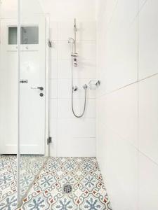 赖阿南纳lovely apartment in Ra'anana的带淋浴的浴室和瓷砖地板。