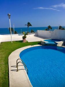 博卡德尔里奥Apartamento vista al mar的一个蓝色的大型游泳池,背景是大海