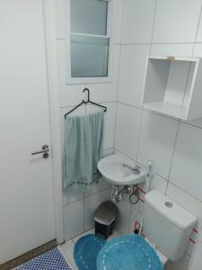 福塔莱萨Quartos - Cíntia的一间带卫生间和水槽的小浴室
