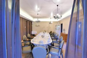 皮耶尔拉特乐多门蒂斯奥利克斯酒店的一间带长桌和椅子的用餐室