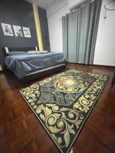 Kampong BaharuMarina GuestHome Pool View的卧室配有一张床,地板上铺有地毯