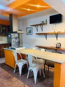 波萨达斯Casa cerca del microcentro y costanera的厨房配有大桌子和椅子