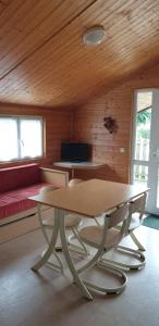勒瓦德约尔Onlycamp L'Orée des Vosges的木制客房配有桌子和沙发